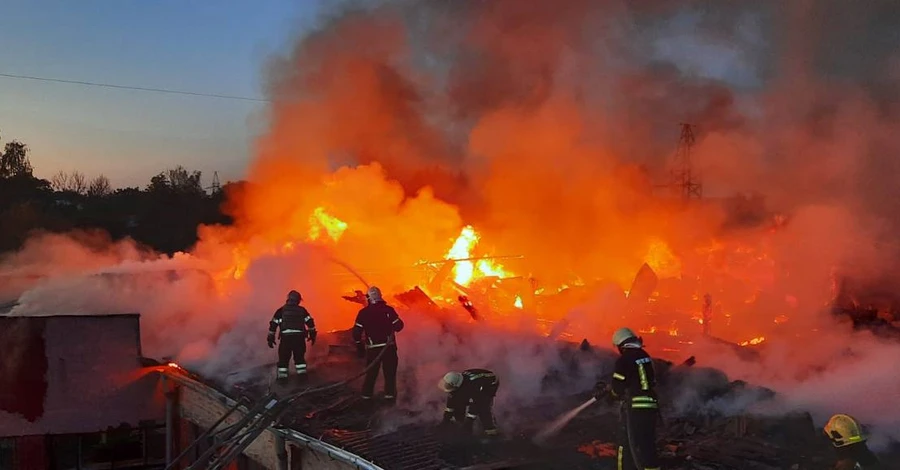 Росіяни знову вдарили по Харкову: пошкоджено будинки, почалася пожежа