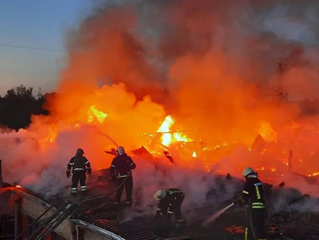 Росіяни знову вдарили по Харкову: пошкоджено будинки, почалася пожежа