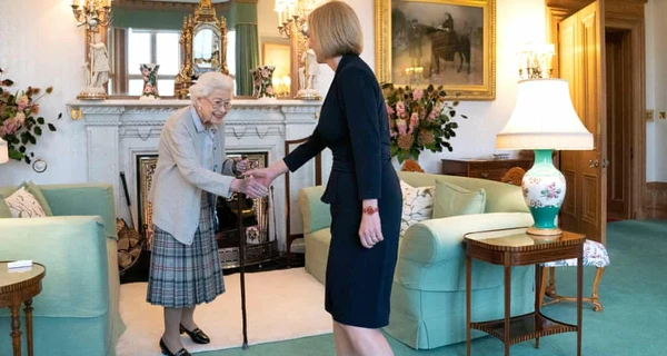 Фото дня: Елизавета II в замке в Шотландии назначила Лиз Трасс премьер-министром