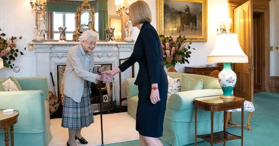 Фото дня: Єлизавета II у замку в Шотландії призначила Ліз Трасс прем'єр-міністром