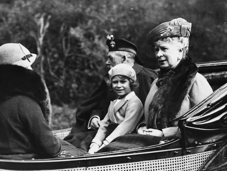 Життя та правління королеви Єлизавети II в архівних фото