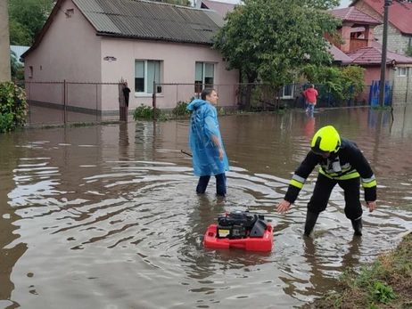 В Ужгороді сильна злива затопила вулиці та мостові переїзди