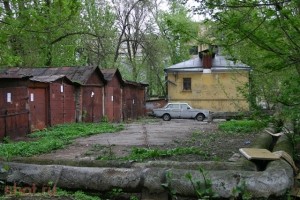 Два гаража зажали мужчину своими стенками 