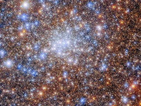 Телескоп Hubble сделал уникальные кадры звездного скопления вблизи центра галактики