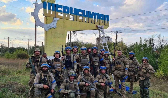 Украинские военные возле поселка Шевченково