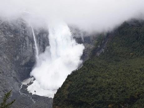 В национальном парке Чили обрушился гигантский ледник