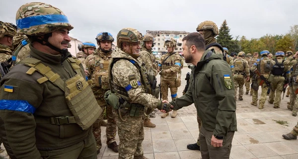 Зеленський приїхав у звільнений Ізюм і подякував військовим