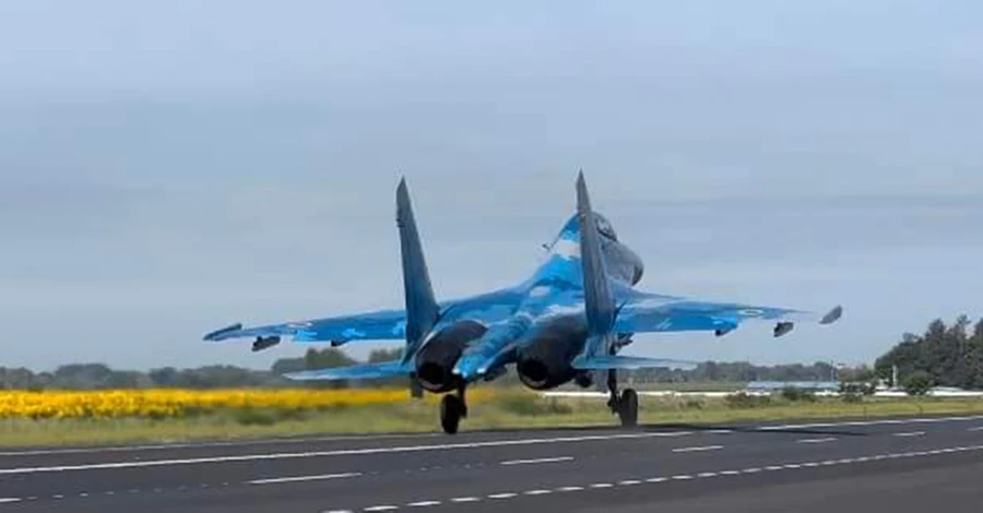 Генштаб: ВСУ отразили 8 российских атак, сбив 4 вражеских самолета