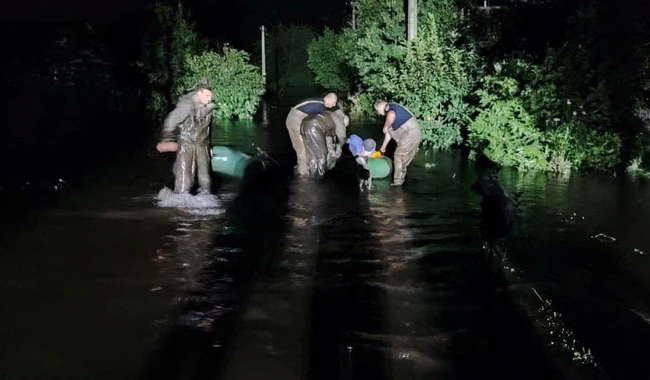 Рятувальники допомагають евакуювати людей із затопленого Кривого Рогу