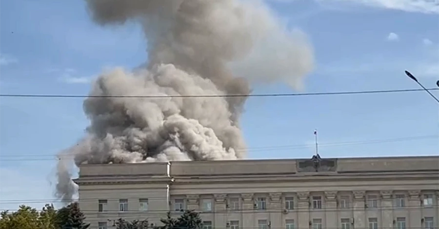 ЗМІ повідомили про вибухи у центрі Херсона та Луганська