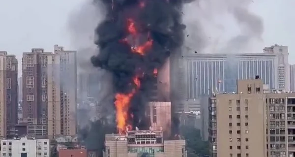 В Китае загорелся 200-метровый небоскреб: внутри были люди