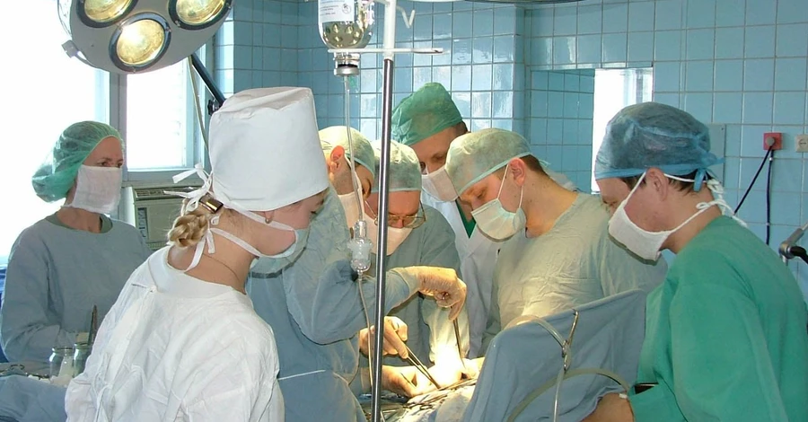 Медичні війни: чому відомий нейрохірург не може оперувати в Києві