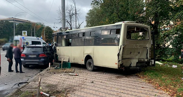 В Киеве 23 пассажира маршрутки пострадали в ДТП с Mercedes-Benz