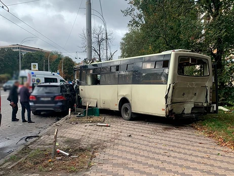 У Києві 23 пасажири маршрутки постраждали у ДТП з Mercedes-Benz