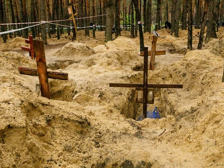 У районі Ізюма знайшли ще три масові поховання