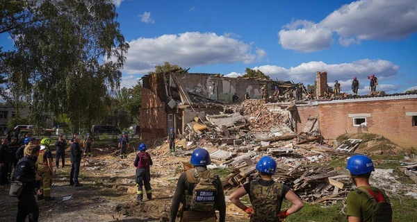 Зеленський показав наслідки російських ударів по Миколаєву, Запоріжжю та Харкову