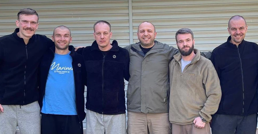 Єрмак показав нове фото звільнених командирів з “Азовсталі”