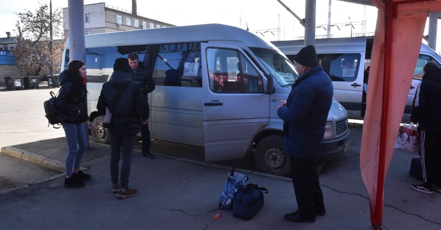 З українським паспортом – на допити ФСБ: як чоловіки залишають окуповані території