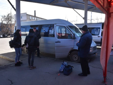 З українським паспортом – на допити ФСБ: як чоловіки залишають окуповані території