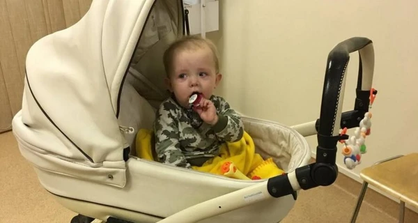 На вулиці Дніпра вночі знайшли візок з немовлям