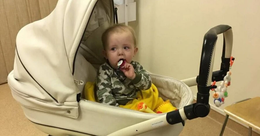 На вулиці Дніпра вночі знайшли візок з немовлям