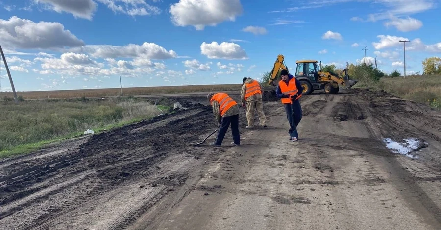 На звільненій території Харківщини вже розчистили 200 км доріг
