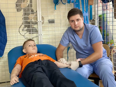 Львовские медики спасли 11-летнего харьковчанина, который попал под кассетный обстрел