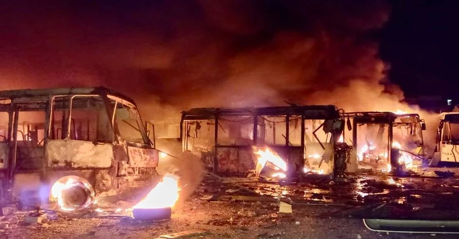 Обстріли Дніпра та Миколаєва: Є жертви. Згоріли близько 100 автобусів
