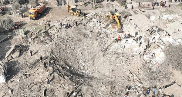 Ракетний удар по Дніпру: рятувальники знайшли фрагменти тіла ще однієї дитини