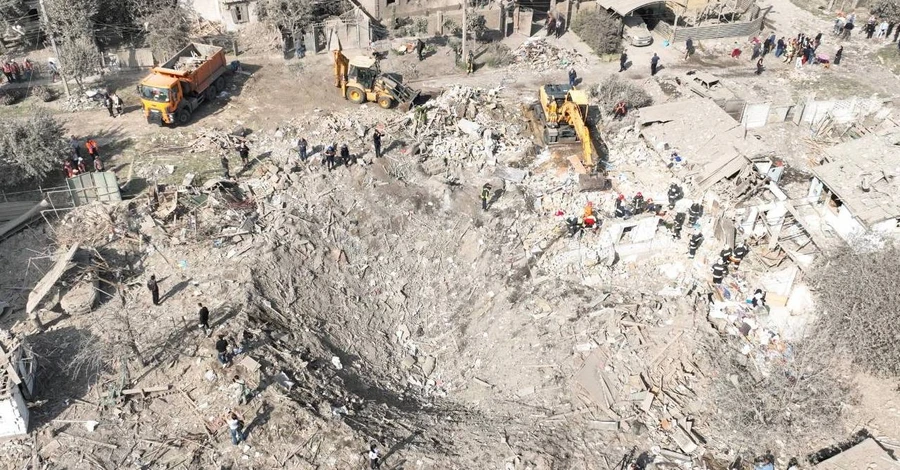 Ракетний удар по Дніпру: рятувальники знайшли фрагменти тіла ще однієї дитини