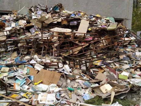 В Мариуполе россияне сожгли украинские учебники во дворе школы