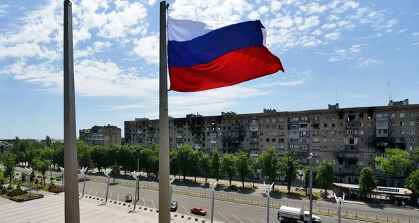 У Маріуполі росіяни зобов'язали лікарів та вчителів здати паспорти України