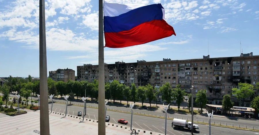 В Мариуполе россияне обязали врачей и учителей сдать паспорта Украины