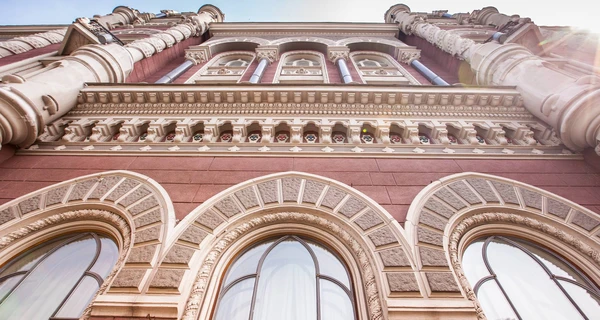 Нацбанк вдвое увеличил лимит покупки долларов для размещения на депозит 