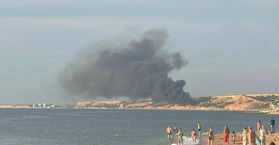 В Крыму прогремела серия взрывов, россияне сообщают о пожаре на аэродроме 