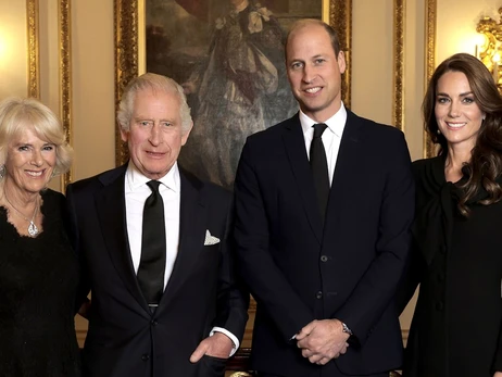 Букінгемський палац представив новий портрет королівської родини