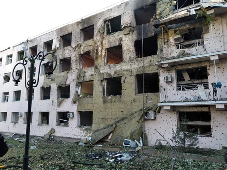 Росіяни знищили лікарню в Куп'янську: загинув лікар, поранена медсестра