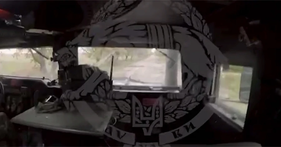 Воїни ССО зняли на камеру «приліт» ворожого снаряду в їх машину  