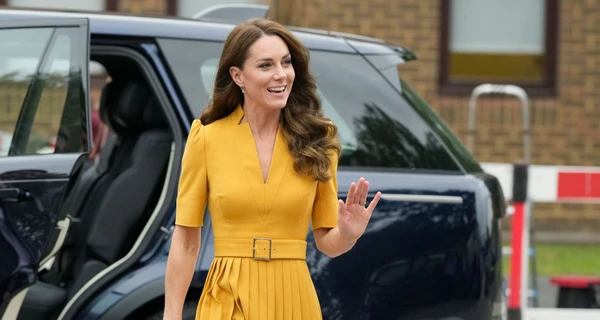 Кейт Міддлтон обрала жовту сукню для візиту до королівської лікарні