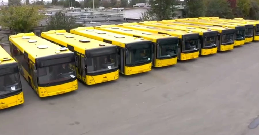 Київ передав 30 автобусів у Дніпро, де росіяни знищили міський автопарк