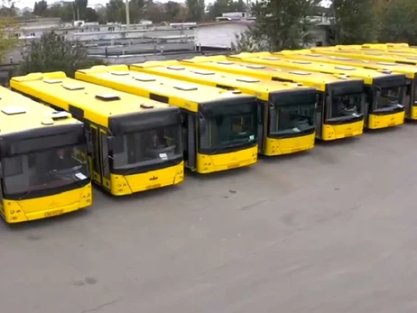 Киев передал 30 автобусов в Днепр, где россияне уничтожили городской автопарк