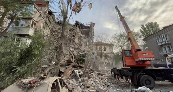 РФ ударила по жилим будинкам Запоріжжя: зруйновані під’їзди, під завалами люди	