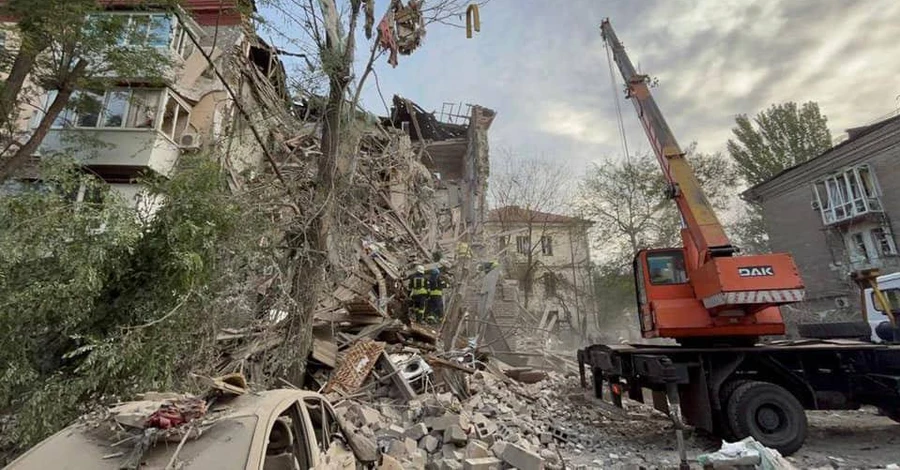 РФ ударила по жилих будинках Запоріжжя: є загиблі, під завалами люди	