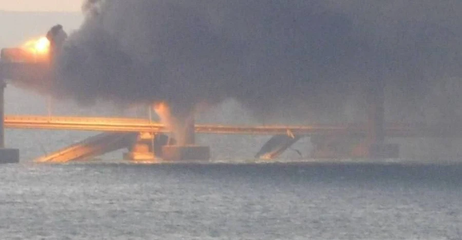 На Крымском мосту возник сильный пожар, его закрыли для проезда