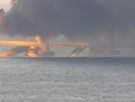 На Крымском мосту возник сильный пожар, его закрыли для проезда