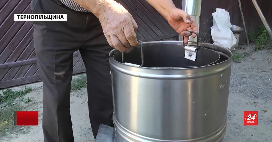 Пенсіонер із Тернопілля робить буржуйки зі старих пральних машинок