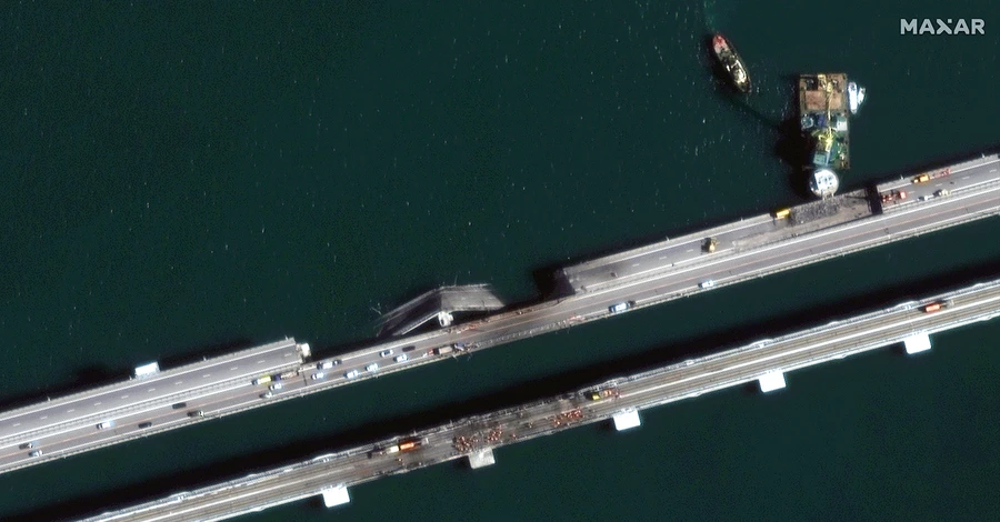 На новых снимках Крымского моста виден ремонт полотна и паром с грузовиками