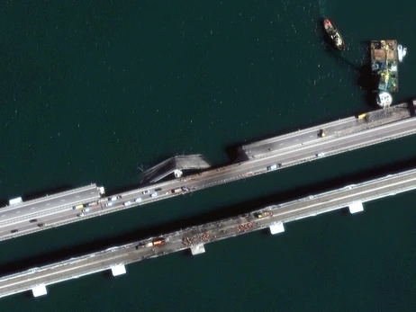 На новых снимках Крымского моста виден ремонт полотна и паром с грузовиками