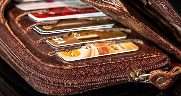 Сколько банковских карт нужно одному человеку: мнение эксперта