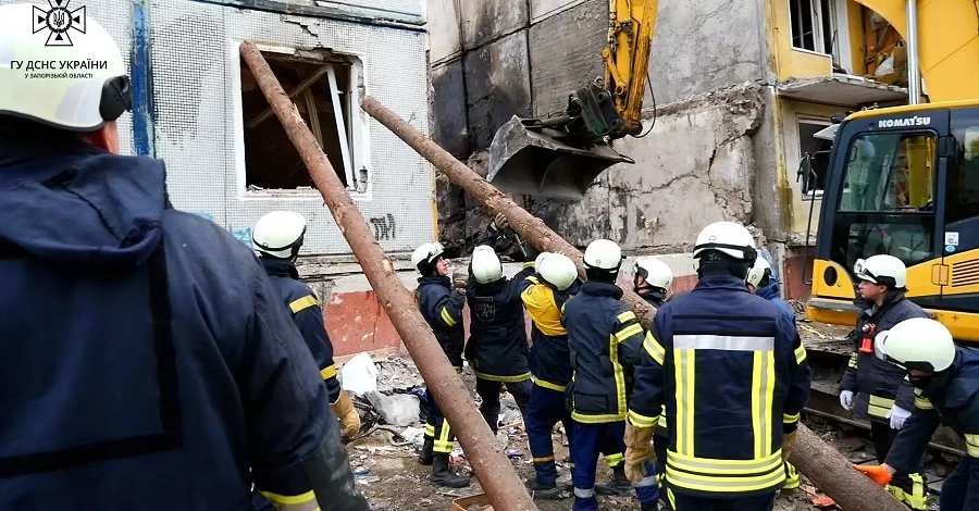 Количество жертв удара по многоэтажке в Запорожье возросло до 15 человек